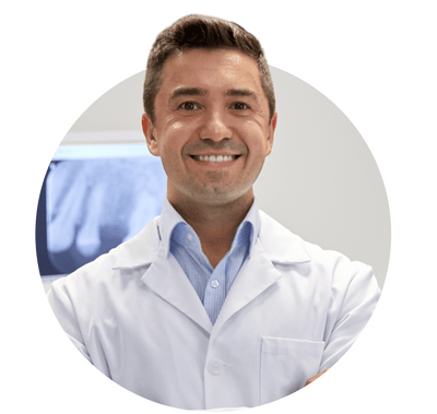 Smiling dentist face_42fe8883-d530-4ac3-a64f-fd56b6b79d19